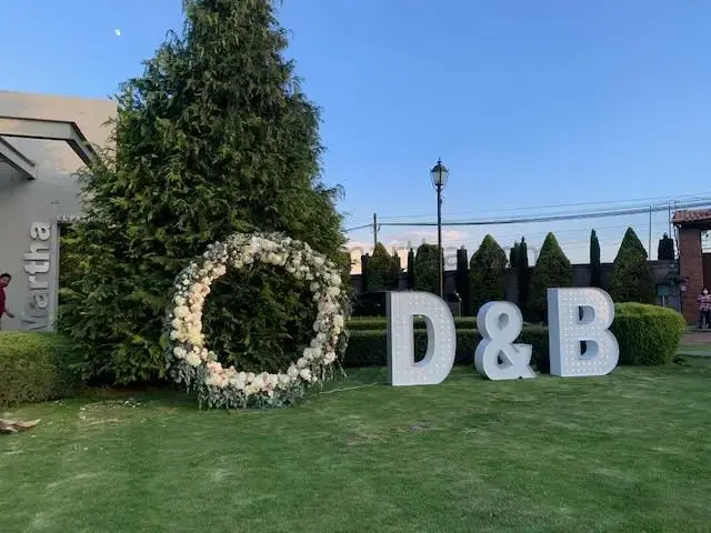 Montaje de mesa en El patio de Martha