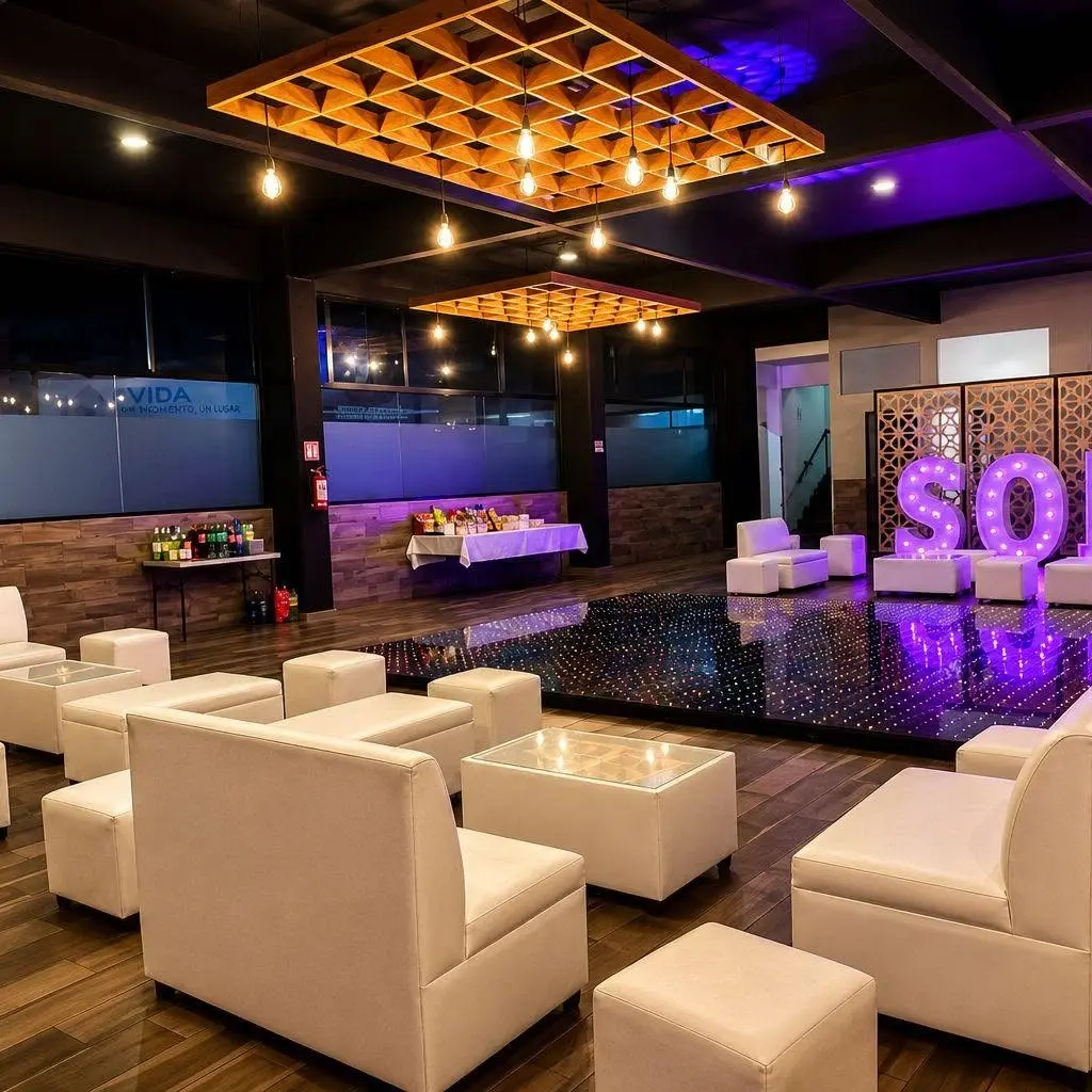 Salón montado con centros de mesa altos